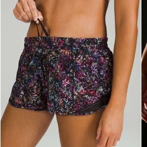 Lululemon Hotty Hot Low-Rise Lined Short 2.5"
Floral Spray Multi / Black